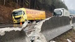 Der ramponierte Lkw stand stundenlang auf der Autobahn