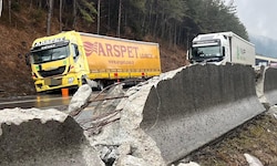 Der ramponierte Lkw stand stundenlang auf der Autobahn