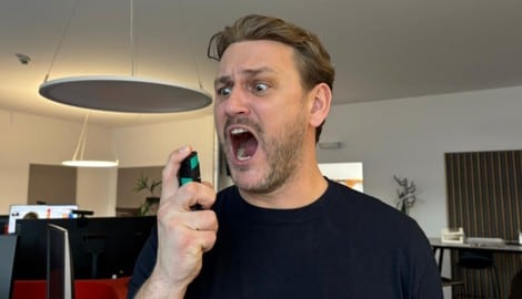 Das Nikotin-Spray soll mein Verlangen nach der Tschick lindern. Ja – tut es – aber mit dem ...