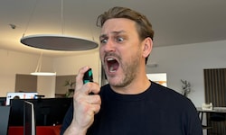 Das Nikotin-Spray soll mein Verlangen nach der Tschick lindern. Ja – tut es – aber mit dem ...
