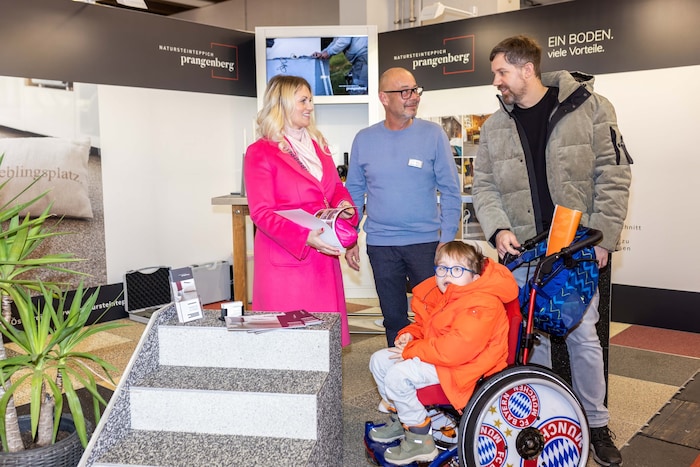 „Ein Boden mit Wohlfühlfaktor“: Familie Gassinger informiert sich bei der Firma ...