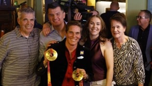 Michi mit Papa Josef, Partner Thomas, Tochter Lea und Mama Christine.