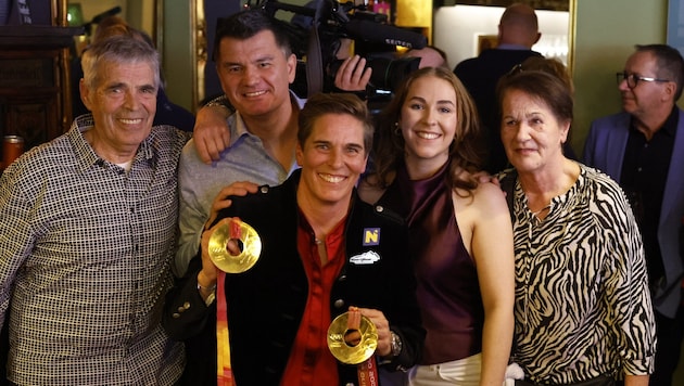 Michi mit Papa Josef, Partner Thomas, Tochter Lea und Mama Christine.