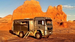 Mit ihrem Lkw „Burli“ kommt das Paar an Orte, die man sonst nicht sieht.