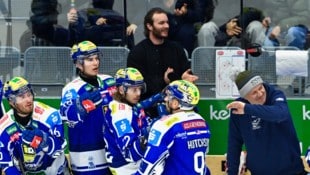 Alexander Rauchenwald (hinten) verbreitet auf der VSV-Bank bei den Heimspielen gute Laune.