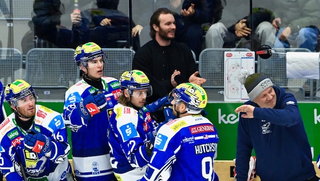 Alexander Rauchenwald (hinten) verbreitet auf der VSV-Bank bei den Heimspielen gute Laune.
