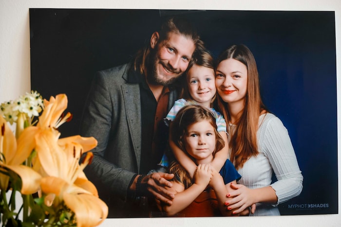 Unzählige Familienfotos sind in der Wohnung zu finden.