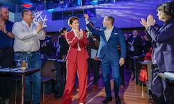 Marlene Svazek und Parteichef Herbert Kickl schritten in Zell am See beim Landesparteitag der ...
