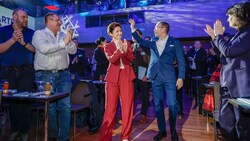 Marlene Svazek und Parteichef Herbert Kickl schritten in Zell am See beim Landesparteitag der ...