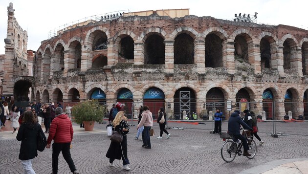 In der Arena di Verona wird heute das olympische Feuer gelöscht.