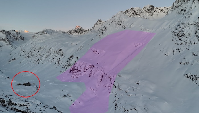 Die Hütte im roten Kreis. Das Ausmaß der Lawine im schraffiertem Bereich.