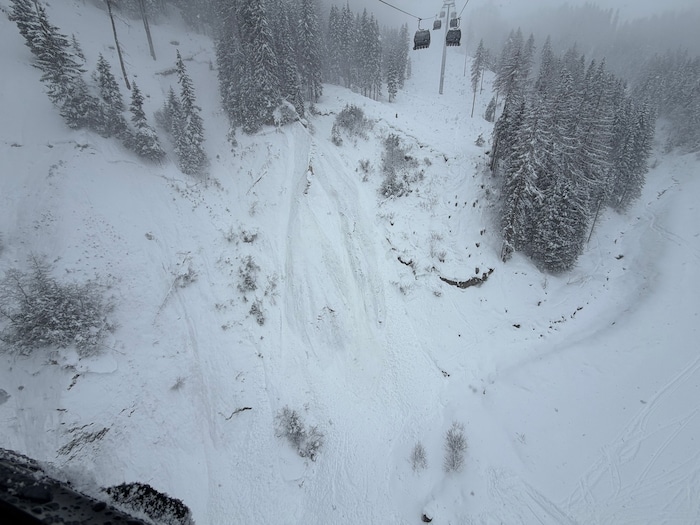 Direkt unterhalb einer Bahntrasse ging die Lawine in Serfaus ab.