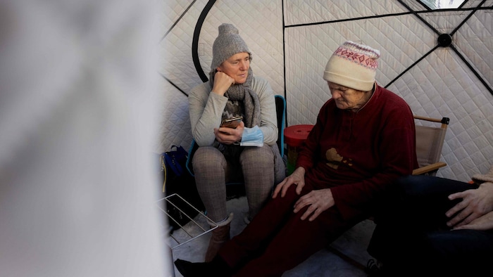 Stromausfälle bei klirrender Kälte setzen der ukrainischen Bevölkerung (hier zwei Bewohnerinnen ...