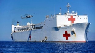 Die USA haben zwei Lazarettschiffe, eines davon ist die USNS Comfort (hier auf einem Archivbild ...
