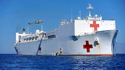Die USA haben zwei Lazarettschiffe, eines davon ist die USNS Comfort (hier auf einem Archivbild ...