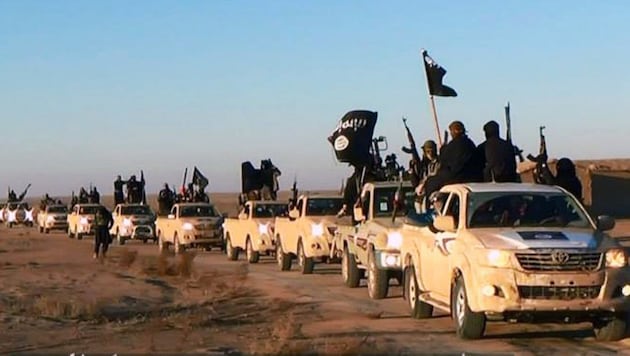 Dieses Archivbild aus dem Jahr 2014 zeigt eine Kolonne von IS-Kämpfern
