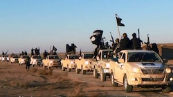 Dieses Archivbild aus dem Jahr 2014 zeigt eine Kolonne von IS-Kämpfern