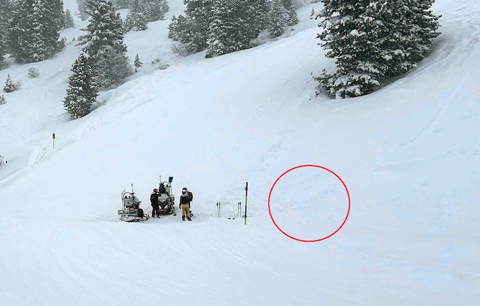 Der rote Kreis zeigt, wo der Mann kopfüber im Tiefschnee steckte.