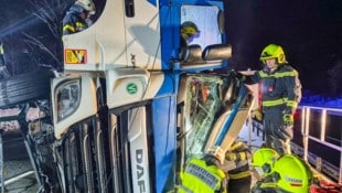 Der Lenker des Lkw wurde in der Fahrerkabine eingeklemmt.