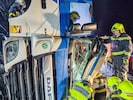 Der Lenker des Lkw wurde in der Fahrerkabine eingeklemmt.