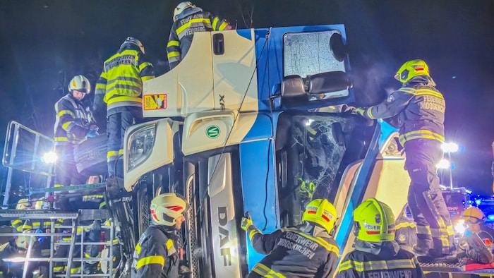 Die Feuerwehren befreiten den Fahrer aus seiner Kabine