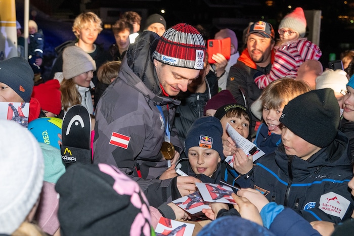 Der zweifache Olympiasieger wurde in Gaschurn auch von den jüngsten Autogrammjägern belagert.