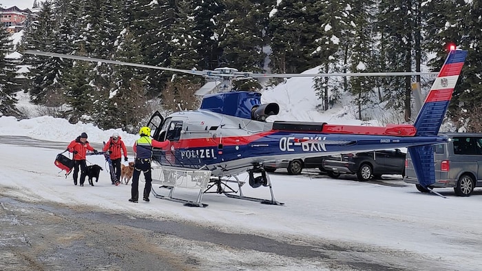 Die Libelle Tirol flog Suchhunde auf den Hintertuxer Gletscher.