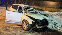 Die Feuerwehr stellte das demolierte Fahrzeug wieder auf die Räder.