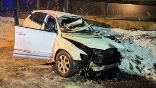 Die Feuerwehr stellte das demolierte Fahrzeug wieder auf die Räder.