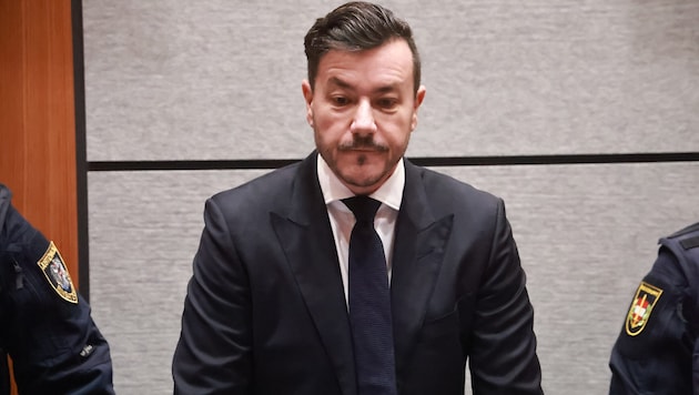 Der Finanzjongleur muss sich immer mehr Vorwürfen stellen.