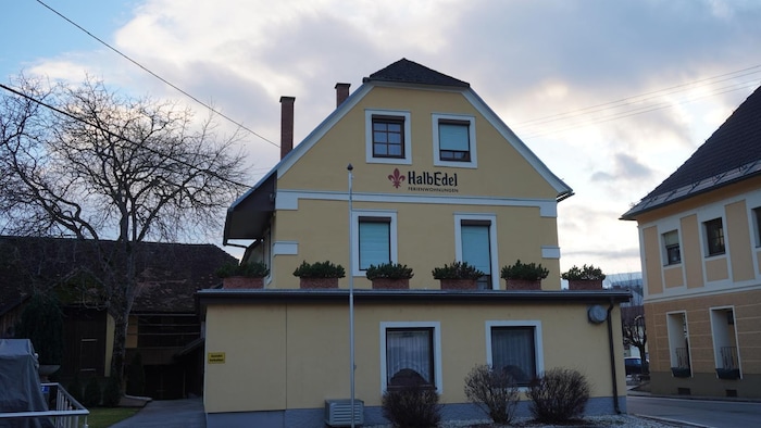 Auch einen netten Innenhof und Parkmöglichkeiten bietet das Gasthaus.