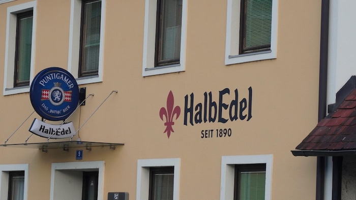 Das Untergeschoss der Liegenschaft lädt mit gemütlichen Gastzimmern, einem großen Speisesaal zum ...