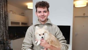 Michael Steiger im echten Leben mit seinem Hündchen „Django“.