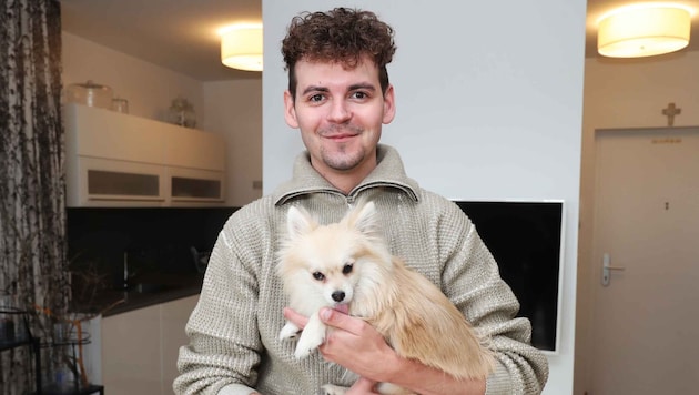 Michael Steiger im echten Leben mit seinem Hündchen „Django“.