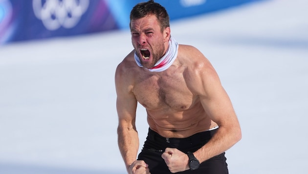 Ein fast schon ikonisches Bild: Benjamin Karl jubelt in Südtirol über Olympia-Gold. Und er hat ...