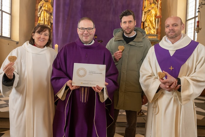 Pfarrer Ulrich Kogler ist stolz auf das Zertifikat.