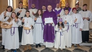 Pfarre mit Herz: Ministranten, Mitarbeiter und Priester der „Gastfreundlichen Pfarre“ Maria ...