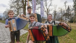Junge Talente auf der Steirischen: Paul (links), Anna (rechts) und die Raner Buabm.