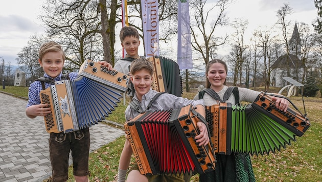 Junge Talente auf der Steirischen: Paul (links), Anna (rechts) und die Raner Buabm.