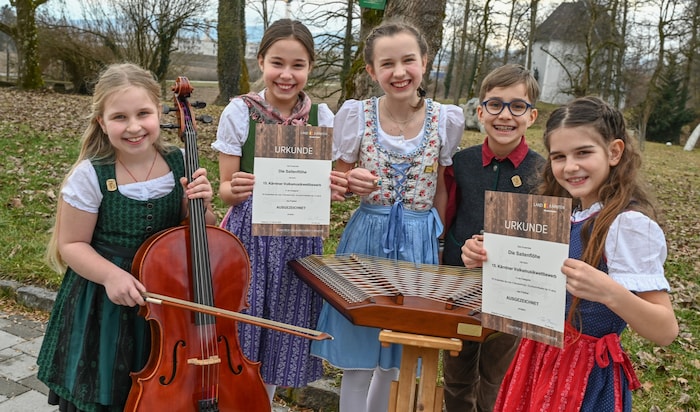 Die Saitenflöhe spielten die Zirkuspolka, eine Abendmelodie und eine Faschingspolka.