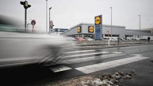 Am Samstag wurde in Enns auf diesem Schutzweg eine Frau umgefahren, der Autolenker fuhr einfach ...
