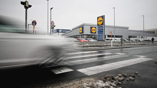Am Samstag wurde in Enns auf diesem Schutzweg eine Frau umgefahren, der Autolenker fuhr einfach ...