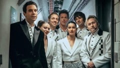 Laureen Drexler (Mitte) mit der Crew. Die Tour mit Popsänger „Mika“ (links) dauert noch bis ...