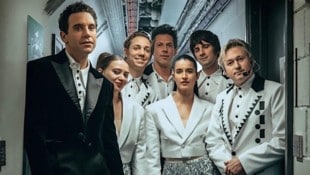 Laureen Drexler (Mitte) mit der Crew. Die Tour mit Popsänger „Mika“ (links) dauert noch bis ...