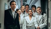 Laureen Drexler (Mitte) mit der Crew. Die Tour mit Popsänger „Mika“ (links) dauert noch bis ...