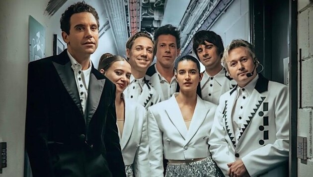 Laureen Drexler (Mitte) mit der Crew. Die Tour mit Popsänger „Mika“ (links) dauert noch bis ...