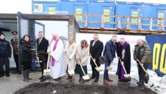 Gemeinsamer Spatenstich von Geistlichen und Politikern.