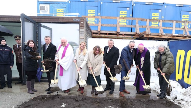 Gemeinsamer Spatenstich von Geistlichen und Politikern.