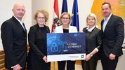 Teschl- Hofmeister, Mikl-Leitner, Ministerin Klaudia Tanner mit Claus Zeppelzauer (ganz links) ...