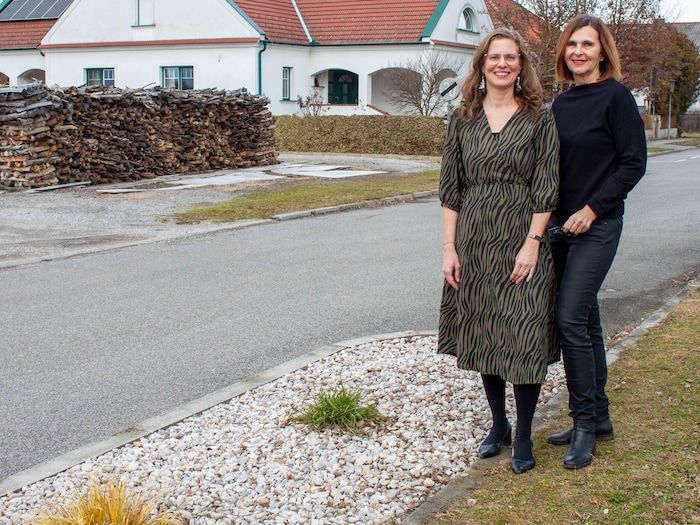Haider-Wallner und Wennesz-Ehrlich vor beginnenden grünen Oasen.